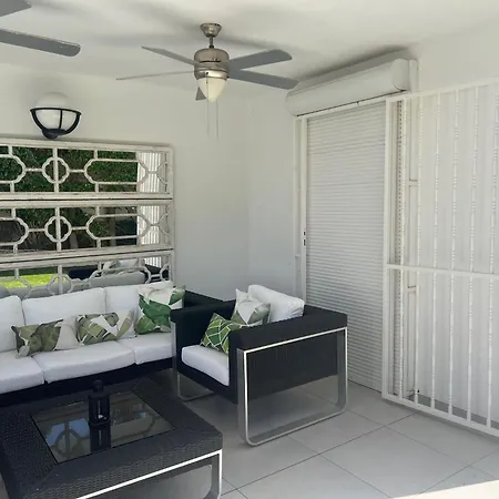 Luxury 4 Bedroom With Jacuzzi & Large Garden Vila *