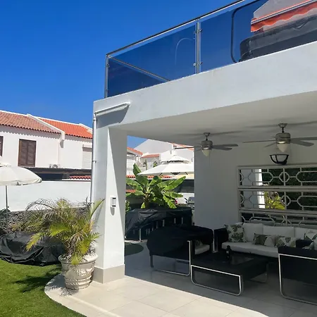 Luxury 4 Bedroom With Jacuzzi & Large Garden Vila *